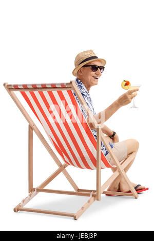 Glücklich ältere Touristen mit einem cocktail sitzt in einem Liegestuhl isoliert auf weißem Hintergrund Stockfoto