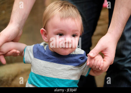 Baby Boy laufen lernen Stockfoto