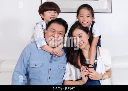 Asiatische chinesische Familienglück sitzen auf der Couch im Wohnzimmer zu Hause. Stockfoto