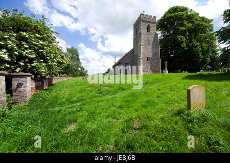 Die Pfarrei St. Andrews in Essex Dorf von Bulmer 4 Meilen westlich von Sudbury stammt aus dem 12. Jahrhundert mit einem 15. Jahrhundert Turm Stockfoto