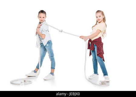 Zwei Girls spielen Tauziehen, Kinder sport isoliert Konzept Stockfoto