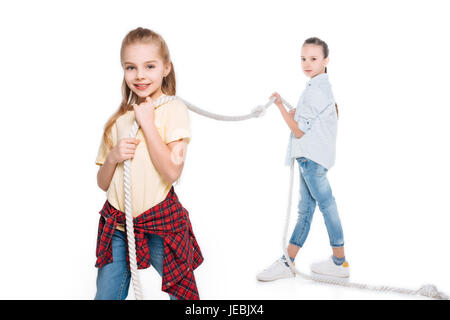 Zwei Girls spielen Tauziehen, Kinder sport isoliert Konzept Stockfoto