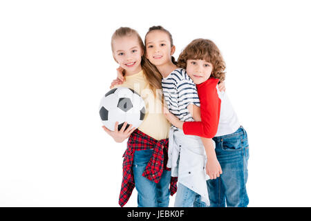 Gruppe von Freunden mit Fußball isoliert auf weiss, Kinder Sport-Konzept Stockfoto