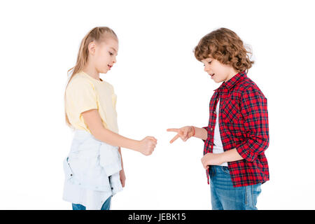 Netten jungen und Mädchen spielen in Stein-Schere-Papier-Spiel isoliert auf weiss Stockfoto