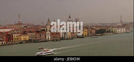 Blick auf den Canal Grande an einem regnerischen nebligen Morgen, bewegt sich schon Verkehr entlang des Canal Grande Stockfoto