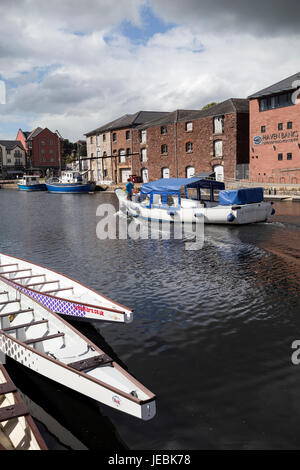 Exeter Canal Basin und & Quay sind ein historisches Tor zur Stadt Exeter - England, Devon, Kai, Cafe, Essen, Horizontal, Freizeitgestaltung, Pedal Stockfoto