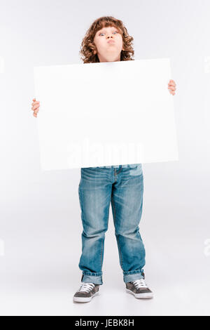 Lockige jungen mit leere Tafel in Händen isoliert auf weiss Stockfoto