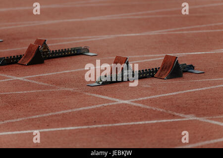 Startblöcke an Start der 100 Meter sprint Stockfoto