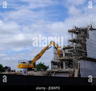 Schwierige Abriss des Büros in London, in unmittelbarer Nähe zu anderen Gebäuden. Stockfoto