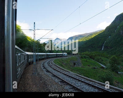 Flåm Railway Flåmsbanen Zug nach Myrdal Bahnhof von Flåm Dorf station Flåmsdalen Aurland Gemeinde in Sogn Og Fjordane Grafschaft Norwegen Stockfoto