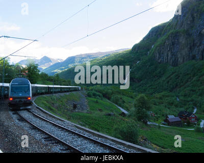 Zwei Flåm Railway Flåmsbanen Züge vorbei an nur doppelte Schiene in der Nähe von Berekvam zwischen dem Bahnhof Myrdal und Flåm Dorf station Flåmsdalen Aurland München Stockfoto