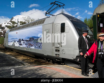 Flåm Railway Flåmsbanen Zug Motor in Vatnahalsen Bahnhof von Flåm Dorf Bahnhof Myrdal Flåmsdalen Norwegen Stockfoto