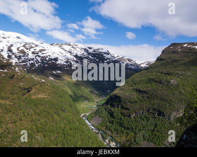 Panoramablick vom Vatnahalsen Bahnhof in Flåm Line Aurland Sogn Og Fjordane Norwegen tief Flam Flusstal hinunter Stockfoto