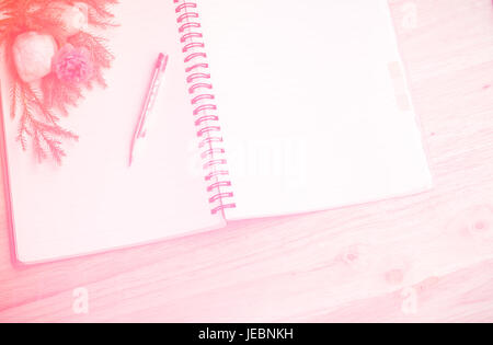 Vintage Notizbuch mit rosa Farbe auf Holzboden. Stockfoto
