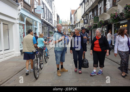 Touristen und Shopper in belebten Fußgängerzone von Stonegate in York, Großbritannien Stockfoto