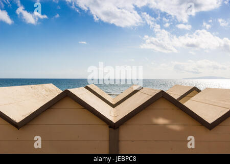 Follonica Strand und Baden Hütten vor Tyrrhenischen Meer, Italien Stockfoto