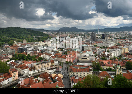 Ljubljana Slowenien mit Karawanken Kamnik Savinja Kalkalpen und rosa Franziskanerkirche des Verkündigung Preseren-Platz und Ljubljanica-Kanals Stockfoto