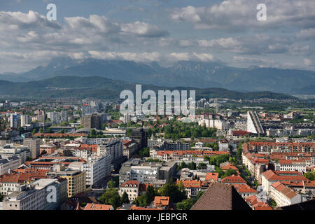 Überblick über Ljubljana Hauptstadt Sloweniens mit Mount Saint Mary und fernen Kamnik Savinja Alpen Berge aus dem Hügel die Burg von Ljubljana Stockfoto