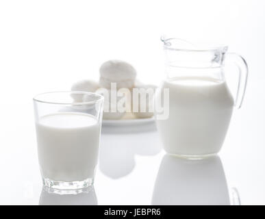 Milch und Marshmallow isoliert auf weißem Hintergrund. Stillleben mit gesunden Produkten in einem high-Key. Stockfoto
