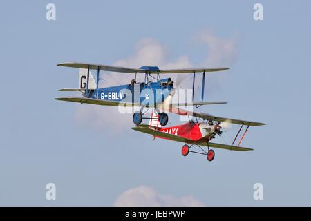 1925 DH60 Cirrus Falter fliegen neben 1929 südlichen Martlet Old Warden Flugplatz Stockfoto