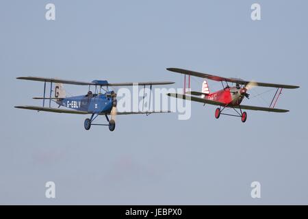 1925 DH60 Cirrus Falter fliegen neben 1929 südlichen Martlet Old Warden Flugplatz Stockfoto