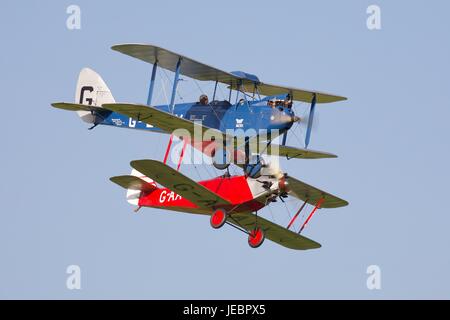 1925 DH60 Cirrus Falter fliegen neben 1929 südlichen Martlet Old Warden Flugplatz Stockfoto