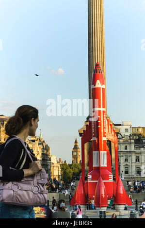 International Rescue Weltraumrakete "Thunderbird 3, bei einem Gewicht von 7,5 Tonnen und stehen 60 Fuß hoch, steht neben Nelson Säule auf dem Trafalgar Square Stockfoto