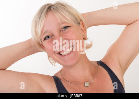 Porträt von einer attraktiven Blondine Rothaarige Mitte Alter Europäerin trägt blaue Top Smiley - halbe Körper - Studio Schüsse aufs weiße Hinterg zeigt hautnah Stockfoto