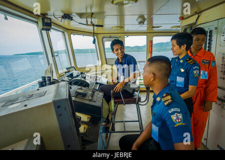 BALI, Indonesien - 5. April 2017: Fähre Boot pilot Befehl Kabine mit Blick auf das Meer mit vielen Helfern dort in Ubud, Bali Indonesien. Stockfoto