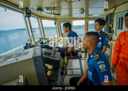 BALI, Indonesien - 5. April 2017: Fähre Boot pilot Befehl Kabine mit Blick auf das Meer mit vielen Helfern dort in Ubud, Bali Indonesien. Stockfoto