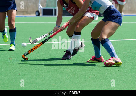 Moorpark, CA - 27 Mai: Zwei Frauen fangen Sie Hockeyspieler im Wettbewerb um den Ball Argentinien vs. The Olympic Club im Jahr 2017 Kalifornien Cup, Moorpark Ca. Stockfoto