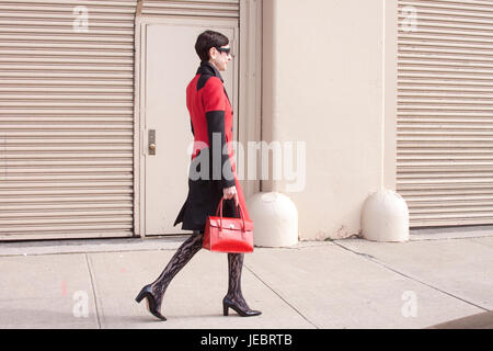Streetstyle: Eine Dame zu Fuß anreisen zu einer Modenschau in New York Fashionweek Stockfoto