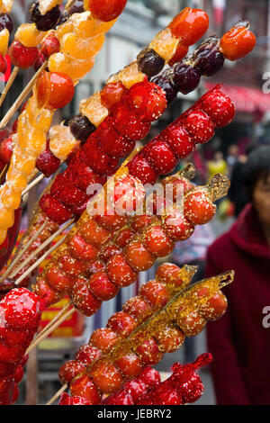 Marktstand verkauft glasierte spuckt mit Früchten in Shanghai, Asien, China, Marktstand Verkauft Glasierte Spiesse Mit Obst in Shanghai, Asien Stockfoto