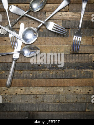 Vintage Antik Löffel, Gabeln und Messer auf alten hölzernen Hintergrund flach legen Essen Blog Instagram Mockup Stockfoto