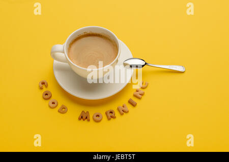 Nahaufnahme der Tasse frischen heißen Kaffee und guten Morgen Inschrift Stockfoto