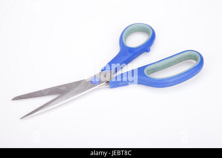 Ein paar blaue Schere auf einer weißen Fläche. Blaue Schere isoliert auf weißem Hintergrund. Stockfoto