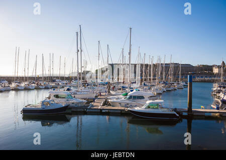 Boote vertäut fein säuberlich in Sutton Harbour Marina bei Sonnenuntergang, The Barbican, Plymouth, Devon, England, Vereinigtes Königreich Stockfoto