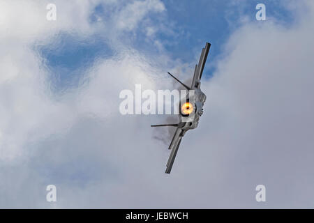 Flugzeug f-35 Lightning Stealth-Kampfjet fliegen bei California Flugschau Stockfoto