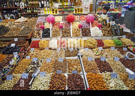 Spanien, Barcelona, Ramblas, Mercat La Boqueria, Marktstand, Nüssen und getrockneten Früchten, Stockfoto