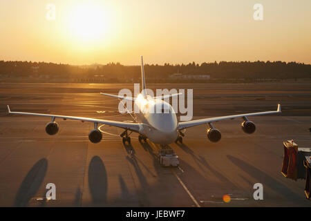 Japan, Tokyo Narita International Airport, Flugplatz, Flugzeug, Abendlicht, Flughafen, außen, Reisen, Reise durch die Luft, Urlaub, tuning-Abend, Abend, Sonnenlicht, Ankunft, Abflug, Stockfoto