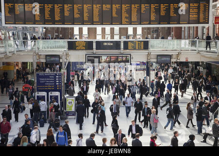 England, London, Liverpool Station, Passagiere, Bahnhof, Halle, Bahnhofshalle, Person, Tourist, Bahnhof, Reise, Tourismus, Schilder, Orientierung, Hinweistafeln, Station Bahnhof, Stockfoto