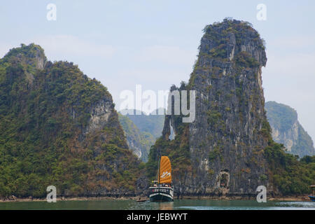 Vietnam, Halong Bay, touristischen Boot, Stockfoto