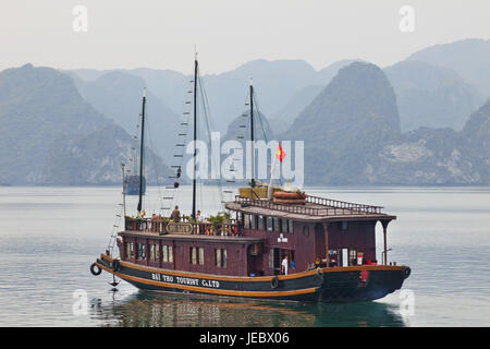 Vietnam, Halong Bay, touristischen Boot, Stockfoto