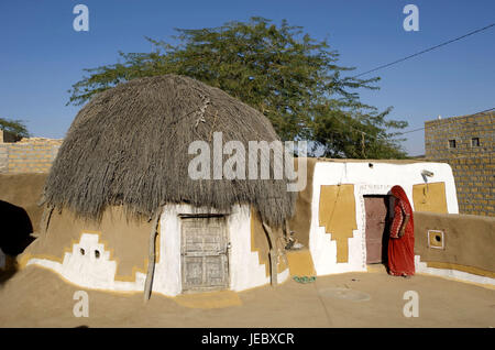 Indien, Rajasthan, Jaisalmer Region, Dorf Khuri, Frau vor dem Stahlwerk, Stockfoto