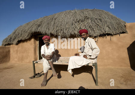 Indien, Rajasthan, Jaisalmer Region, Dorf Khuri, zwei Männer vor dem Stahlwerk, Stockfoto