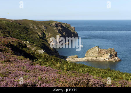 Europa, Frankreich, Bretagne, Cote D' Emeraude, Cap Frehel, Küstenlandschaft mit Segelbooten, Stockfoto