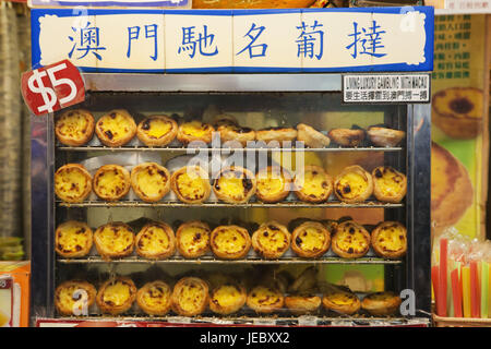 China, Macao, Verkauf von portugiesischen Kuchen, Stockfoto