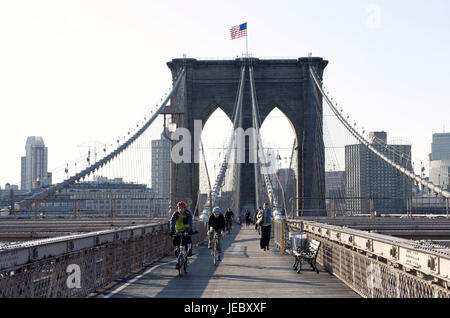 USA, Amerika, New York, Manhattan, Radfahrer und Fußgänger auf der Brooklyn Bridge, Stockfoto