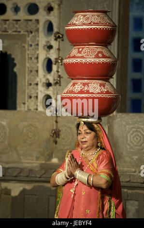 Indien, Rajasthan, Udaipur, Bagore-Ki-Haveli, traditionelle Musik, Tänzer mit Schiff auf dem Kopf, Stockfoto