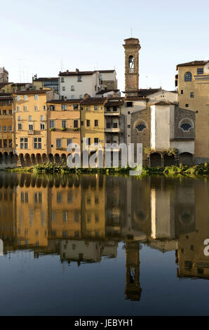 Italien, Toskana, Florenz, Häuser spiegeln sich in den Fluss Arno, Stockfoto